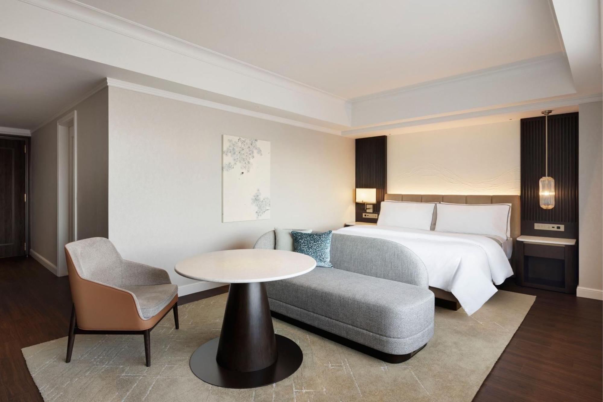 Zimmer mit Kingsize-Bett